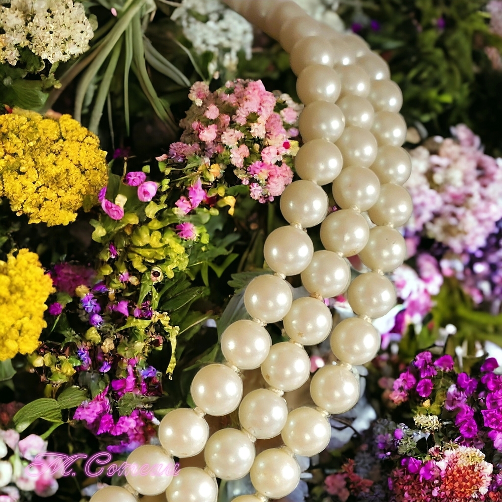 Vintage triple strains faux pearls necklace signs Japan